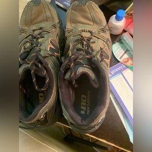 Size 9 men’s 410 NEW BALANCE TENNIS SHOES